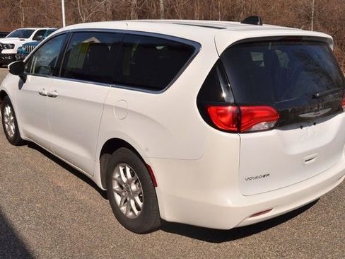 Used 2023 Chrysler Voyager LX image 6