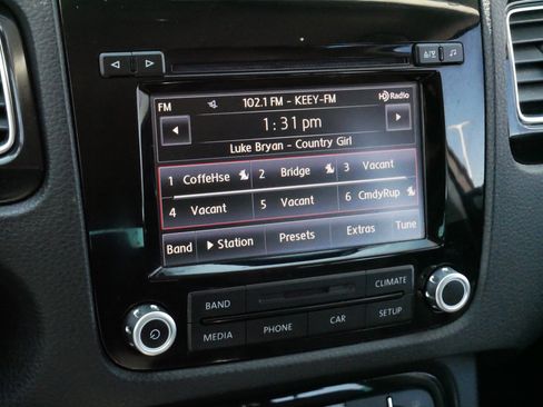 Used 2014 Volkswagen Touareg Sport image 22