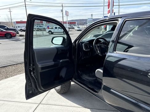 Used 2019 Toyota Tacoma SR5 AWD/4WD image 10