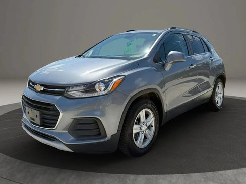 Used 2020 Chevrolet Trax LT w/ LT Convenience Package FWD image 3