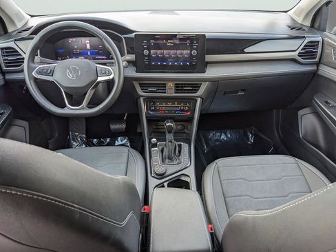 Certified 2025 Volkswagen Taos SE image 15