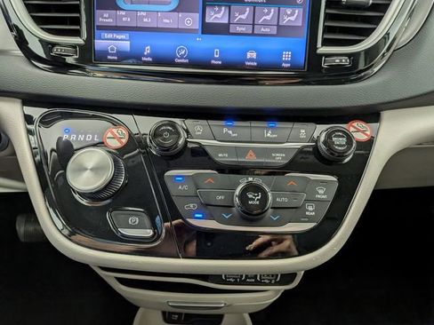 Used 2024 Chrysler Pacifica Touring-L FWD image 7