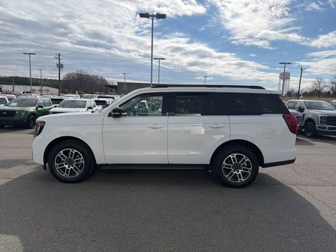 Certified 2025 Ford Expedition Active image 5