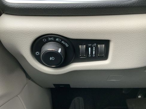 Used 2021 Chrysler Pacifica Limited w/ Premium & Safety Sphere Group image 35