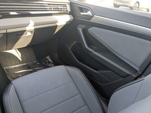 Used 2025 Volkswagen Jetta SE w/ Sunroof Package FWD image 16