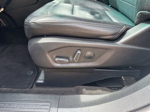 Used 2017 Ford Explorer XLT w/ Equipment Group 202A FWD image 12
