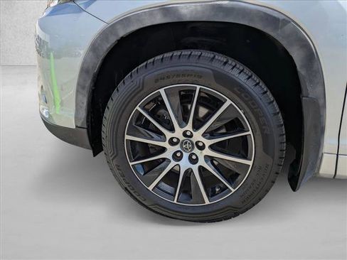 Used 2017 Toyota Highlander SE image 27