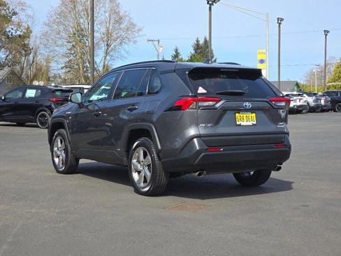 Used 2021 Toyota RAV4 XLE Premium image 4