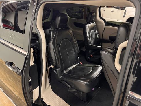 Used 2017 Chrysler Pacifica Touring-L Plus image 17