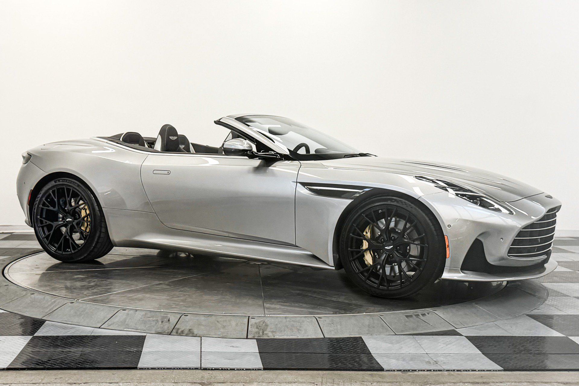 Used 2025 Aston Martin DB12 Convertible RWD image 39
