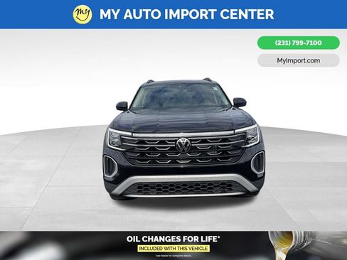 Used 2025 Volkswagen Atlas Peak Edition SE AWD/4WD image 2