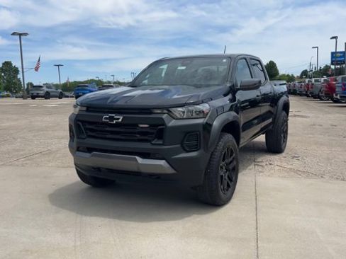 Used 2025 Chevrolet Colorado Trail Boss AWD/4WD image 4