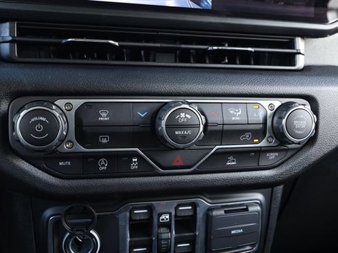 Used 2025 Jeep Gladiator Sport AWD/4WD image 18