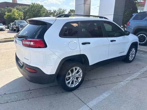 Used 2016 Jeep Cherokee Sport FWD image 4