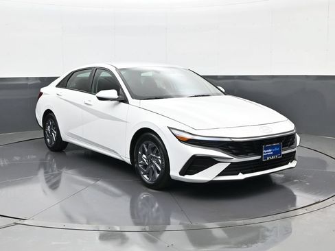 Certified 2024 Hyundai Elantra SEL FWD image 4