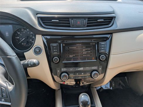Used 2018 Nissan Rogue SV AWD/4WD image 18