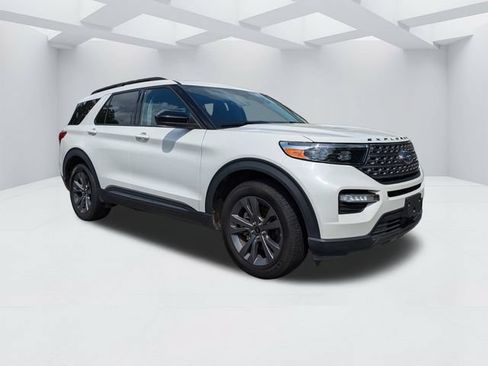 Used 2023 Ford Explorer XLT w/ Equipment Group 202A AWD/4WD image 2