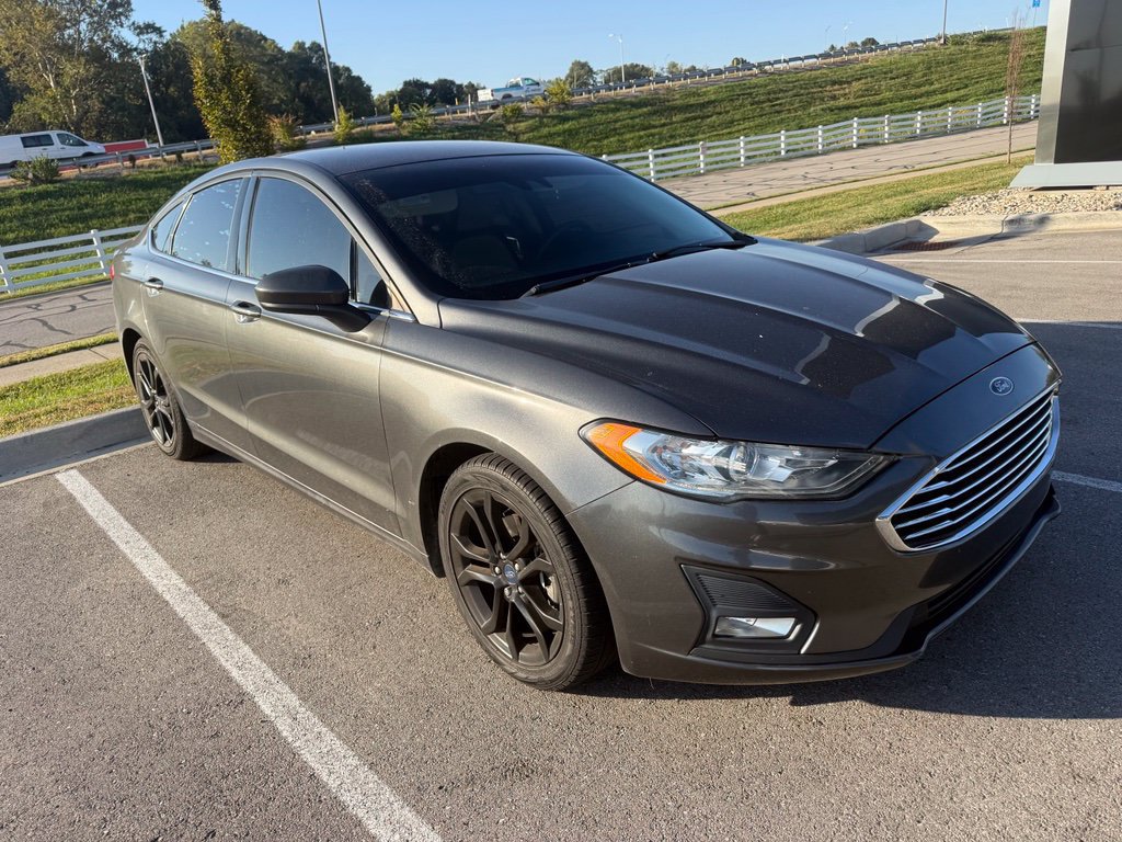Used 2019 Ford Fusion SE w/ Equipment Group 151A FWD image 2