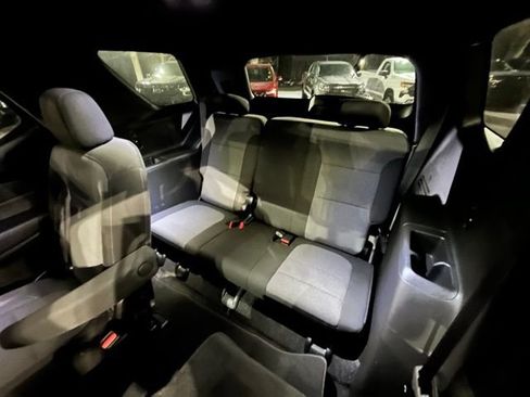 Used 2023 Chevrolet Traverse LT image 18