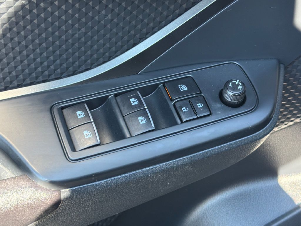 Used 2018 Toyota C-HR XLE FWD image 18