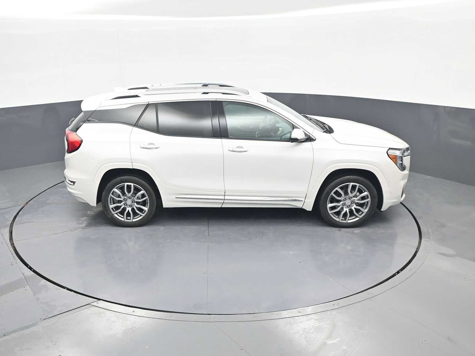 Used 2024 GMC Terrain Denali w/ Denali Premium Package AWD/4WD image 47