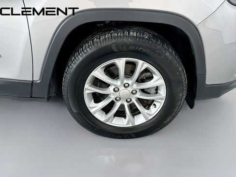 Used 2019 Jeep Cherokee Latitude w/ Cold Weather Group image 35