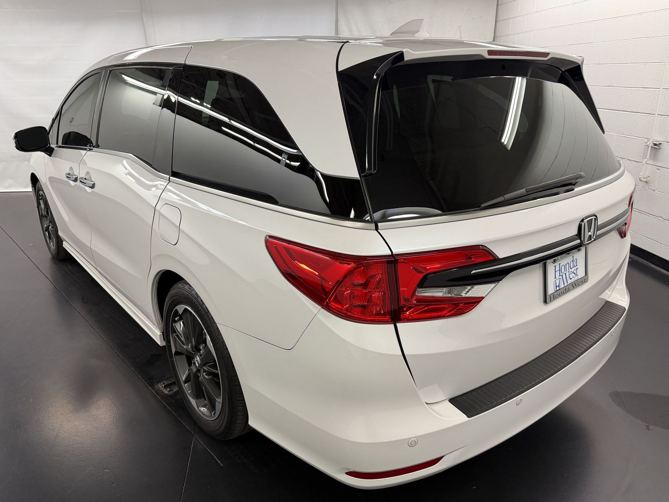 Certified 2024 Honda Odyssey Elite image 3