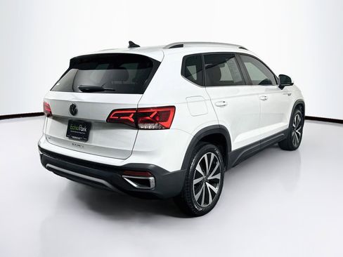 Used 2023 Volkswagen Taos SE w/ Panoramic Sunroof Package FWD image 9