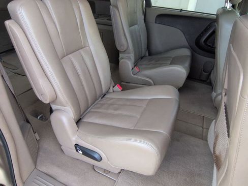 Used 2014 Chrysler Town & Country Touring-L w/ Driver Convenience Group image 20