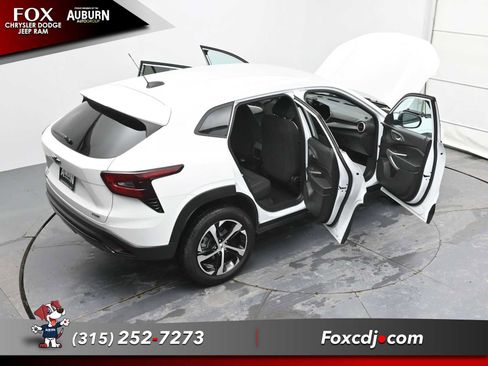 Used 2024 Chevrolet Trax RS image 38