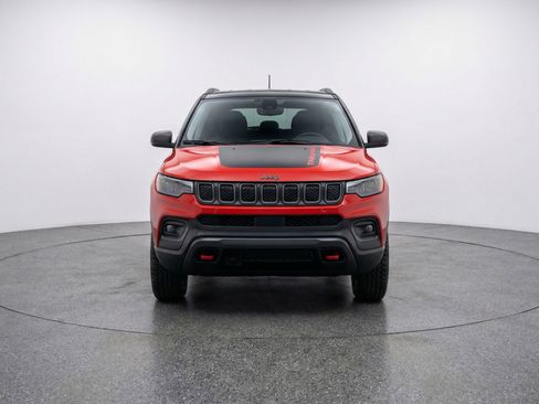 Used 2025 Jeep Compass Trailhawk image 2