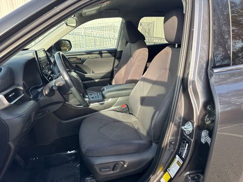 Used 2022 Toyota Highlander LE image 20