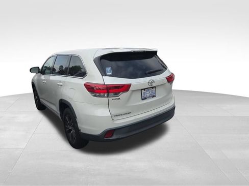 Used 2018 Toyota Highlander LE FWD image 4