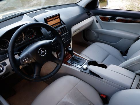 Used 2010 Mercedes-Benz C 300 Sedan image 4