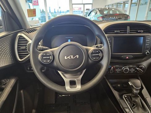 Used 2025 Kia Soul LX w/ LX Technology Package FWD image 17