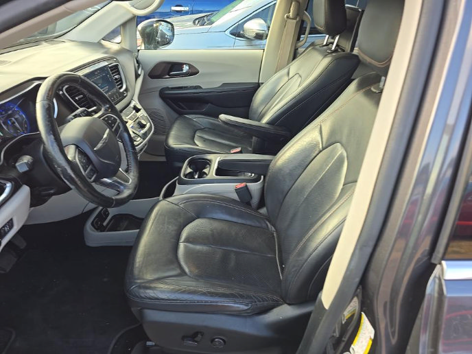 Used 2018 Chrysler Pacifica Touring-L Plus FWD image 5