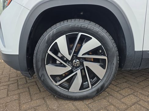 Used 2024 Volkswagen Atlas SE image 11