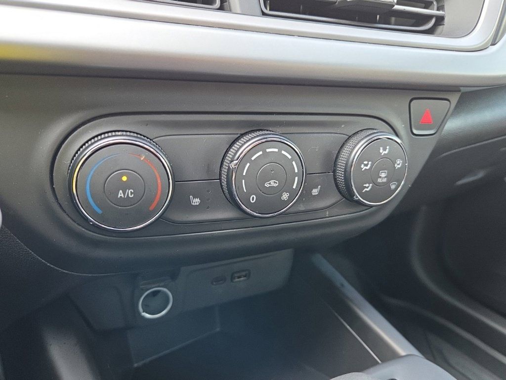 Used 2025 Chevrolet Trax RS w/ Sunroof Package FWD image 46