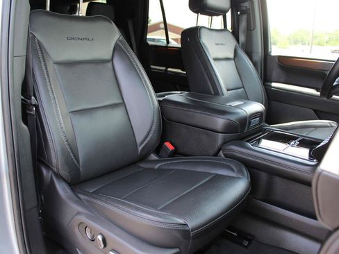 Used 2025 GMC Yukon Denali AWD/4WD image 42