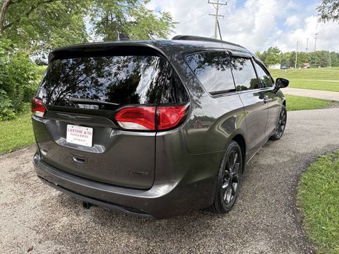 Used 2018 Chrysler Pacifica Limited w/ Advanced Safetytec Group FWD image 5