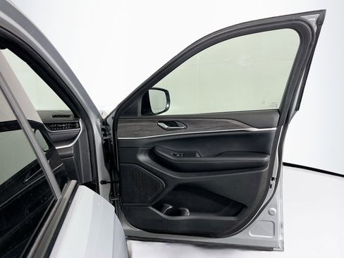 Used 2024 Jeep Grand Cherokee L Limited w/ Luxury Tech Group II image 35