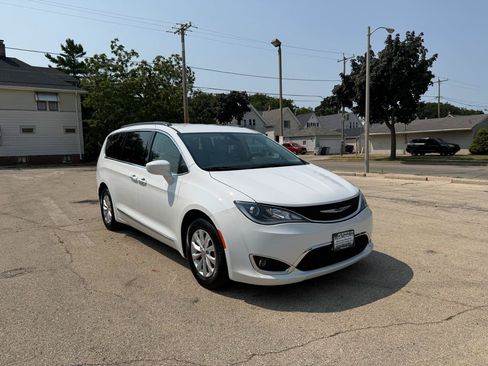 Used 2017 Chrysler Pacifica Touring-L FWD image 1