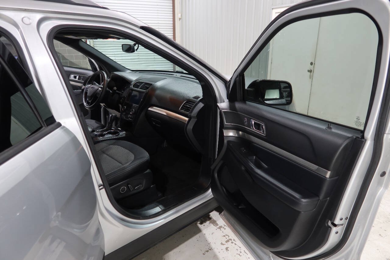 Used 2018 Ford Explorer XLT w/ Equipment Group 201A FWD image 11