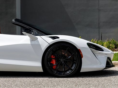 Used 2025 McLaren Artura Spider RWD image 16