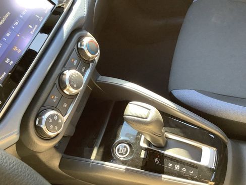 Used 2025 Nissan Versa SV w/ Trunk Package image 28