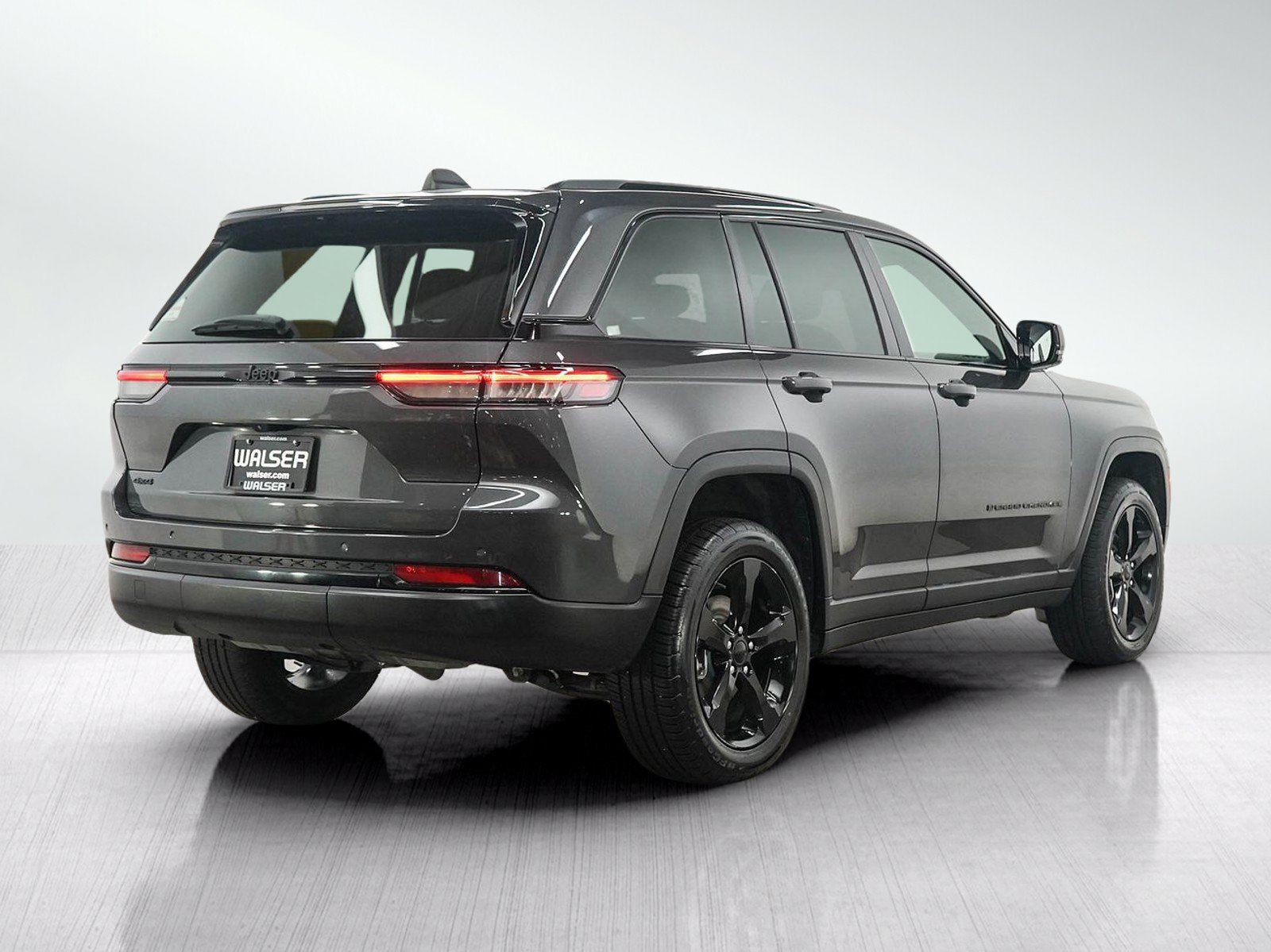 Used 2023 Jeep Grand Cherokee Altitude AWD/4WD image 5