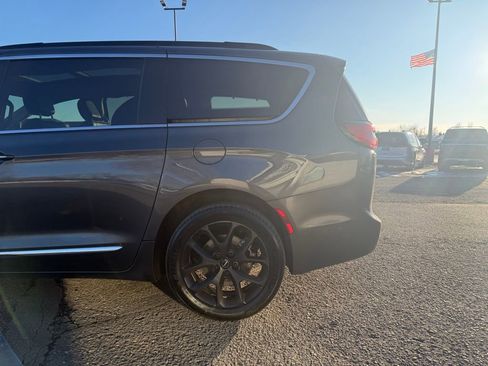 Used 2022 Chrysler Pacifica Limited AWD/4WD image 8