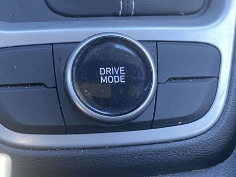 Used 2024 Hyundai Venue SEL image 18