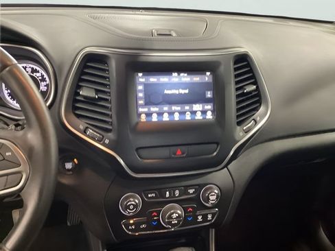 Used 2019 Jeep Cherokee Latitude Plus w/ Comfort/Convenience Group AWD/4WD image 8