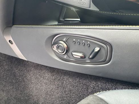 Used 2025 Aston Martin V8 Vantage Coupe image 17